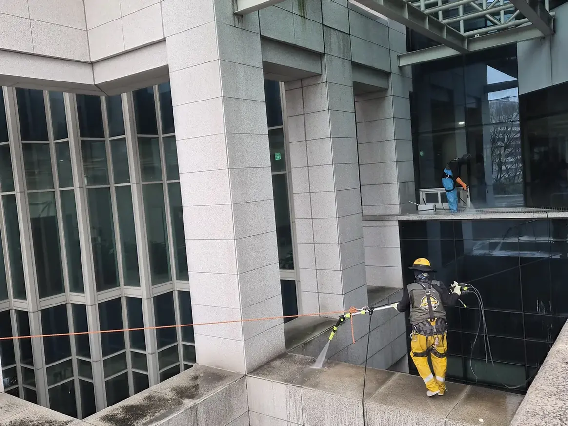 연수구 송도동 상가건물 옥상 파라펫 장비 주변 정밀 위생청소 사례 - 행진크린