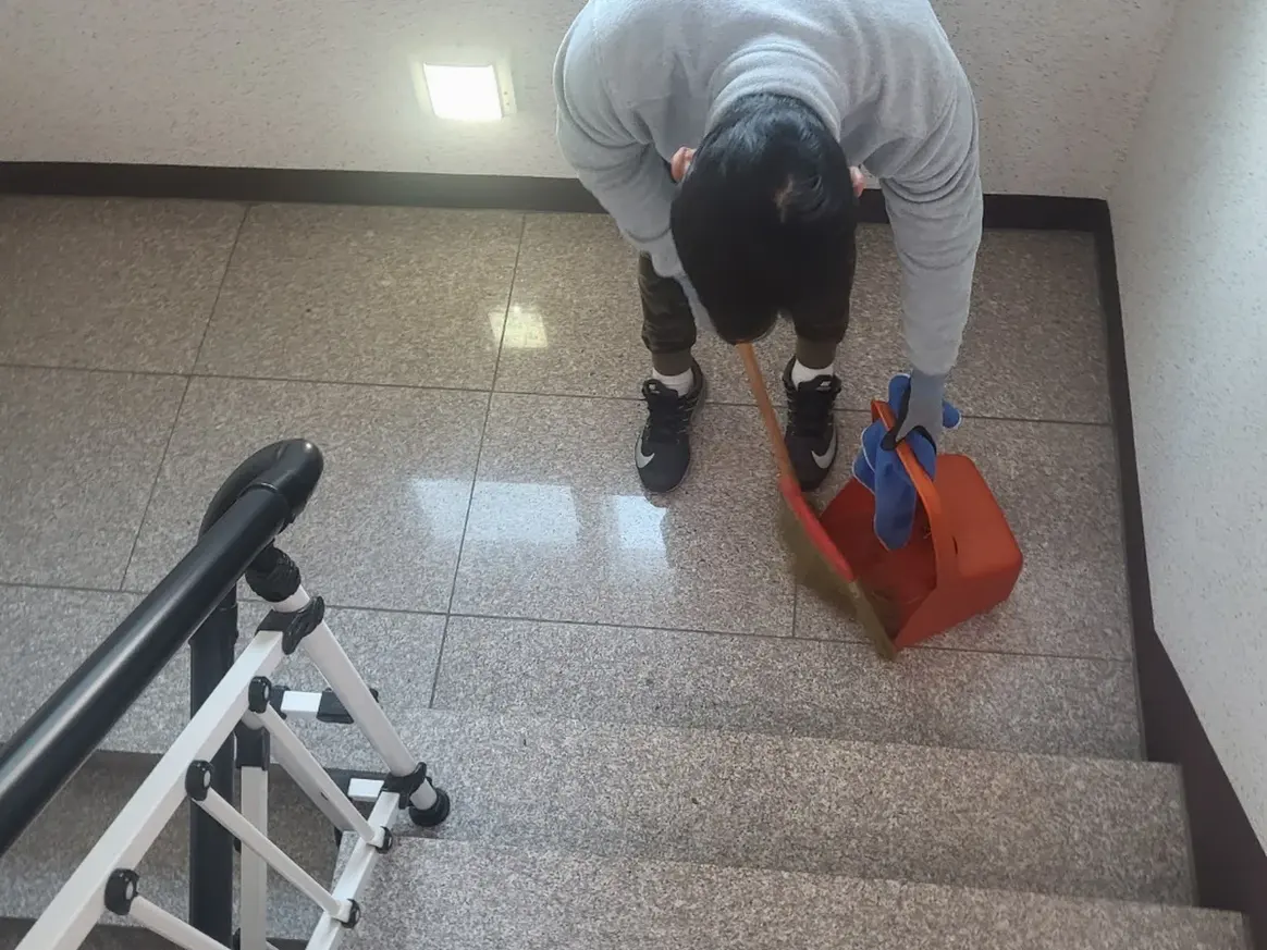 연수구 송도동 빌라 공동현관 장비 주변 정밀 위생청소 사례 - 행진크린