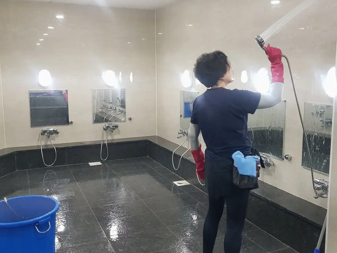 검단구 불로동 목욕탕 탈의실·파우더룸 바닥 위생청소 사례 - 행진크린
