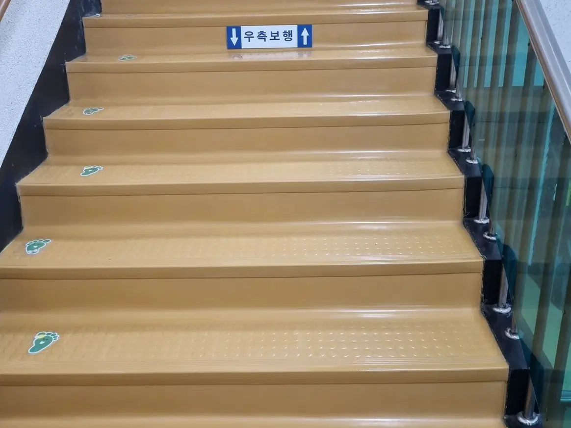연수구 옥련동 어린이집 현관·신발장 바닥 위생청소 사례 - 행진크린